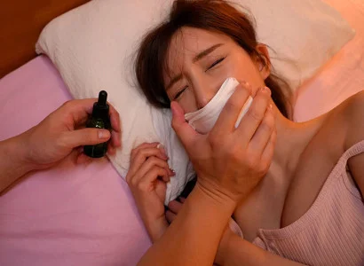Tên này dùng thuốc mê khiến cô em họ xinh đẹp ngủ say rồi quan hệ